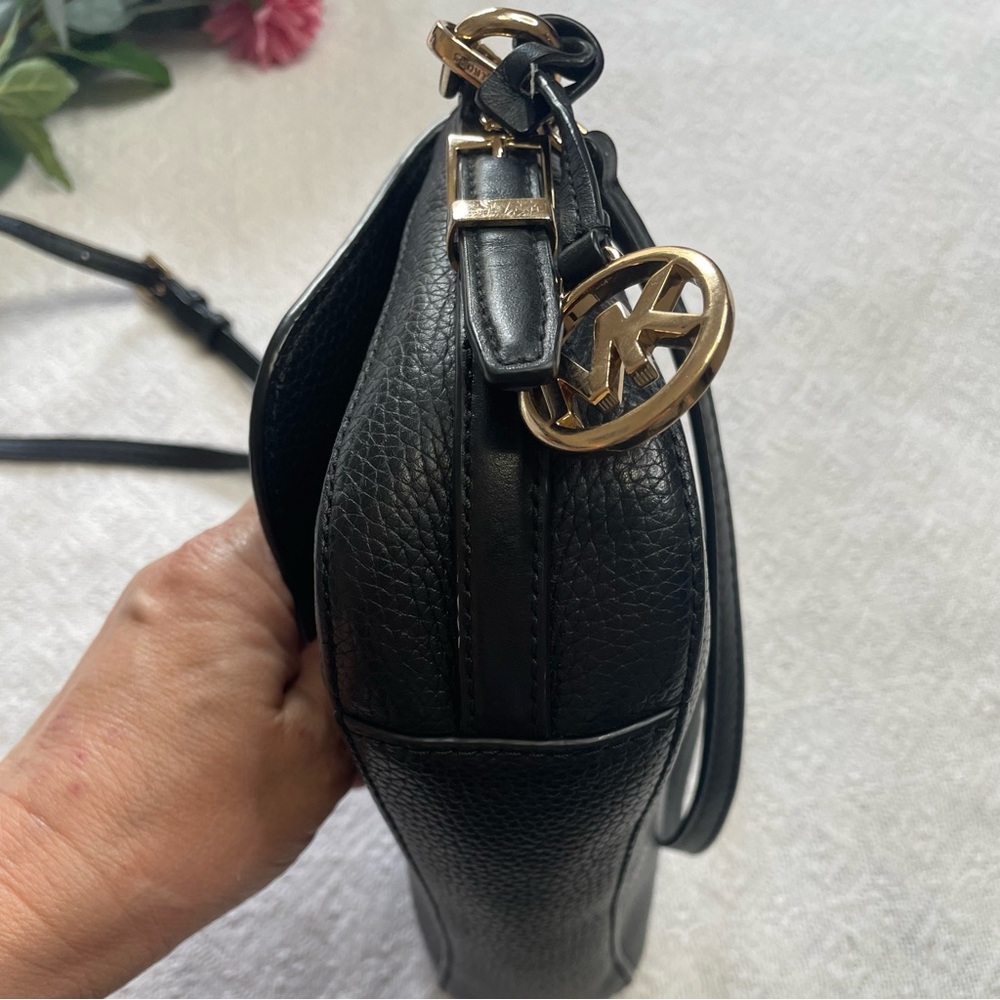 Michael Kors Black Leather‎ Crossbody with Gold MK Charm~ Classic Must Have - Picture 11 of 15